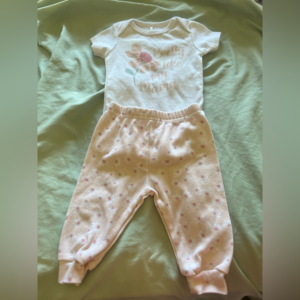 Baby Girl Outfit 3–6 Months – “Pretty Like My Mama” Bodysuit & Floral Pants